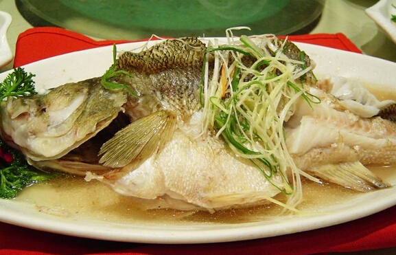 清蒸鱸魚(yú)